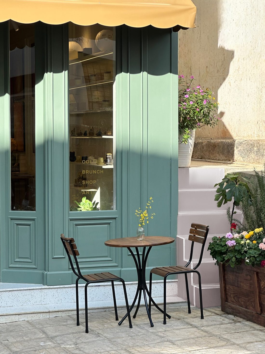 Góc bàn ghế trước mặt tiền Le Macaron