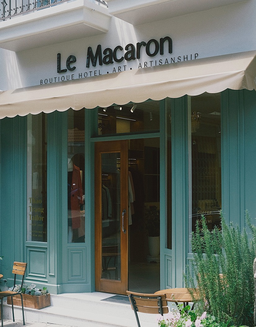 Mặt tiền cửa xanh của Le Macaron Boutique tại Đà Lạt