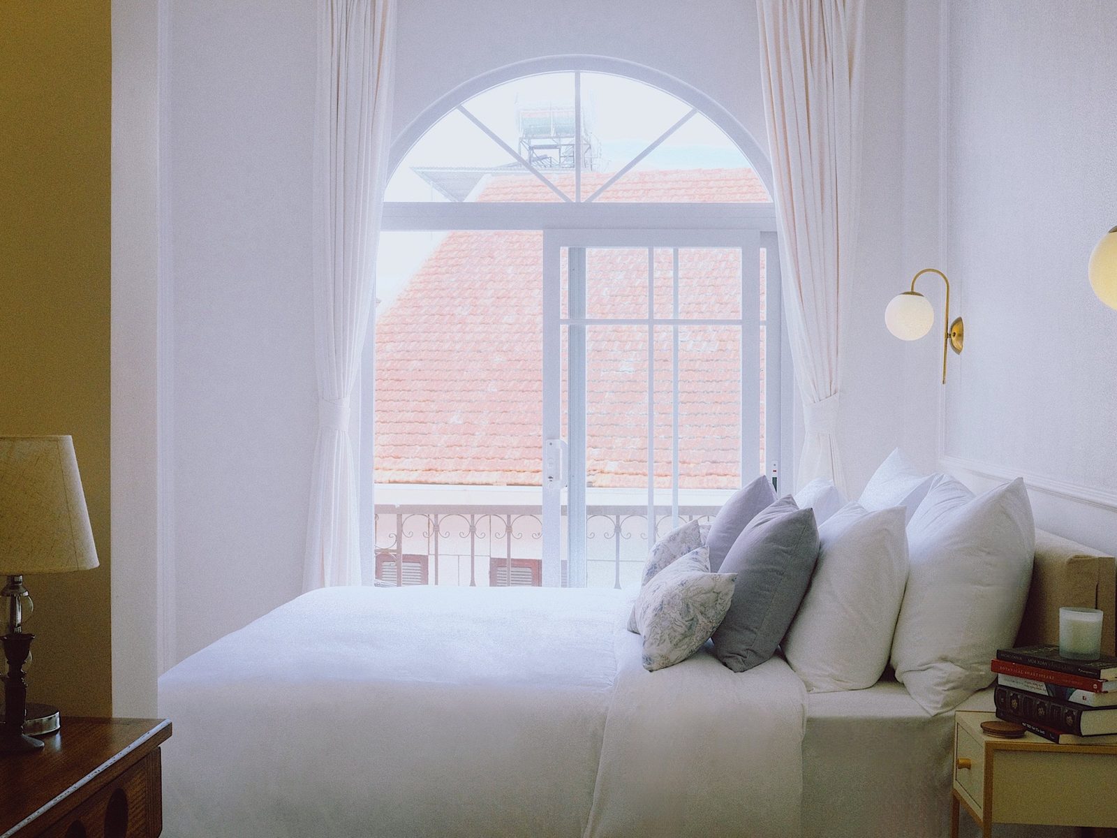 Phòng ngủ với cửa vòm và ban công