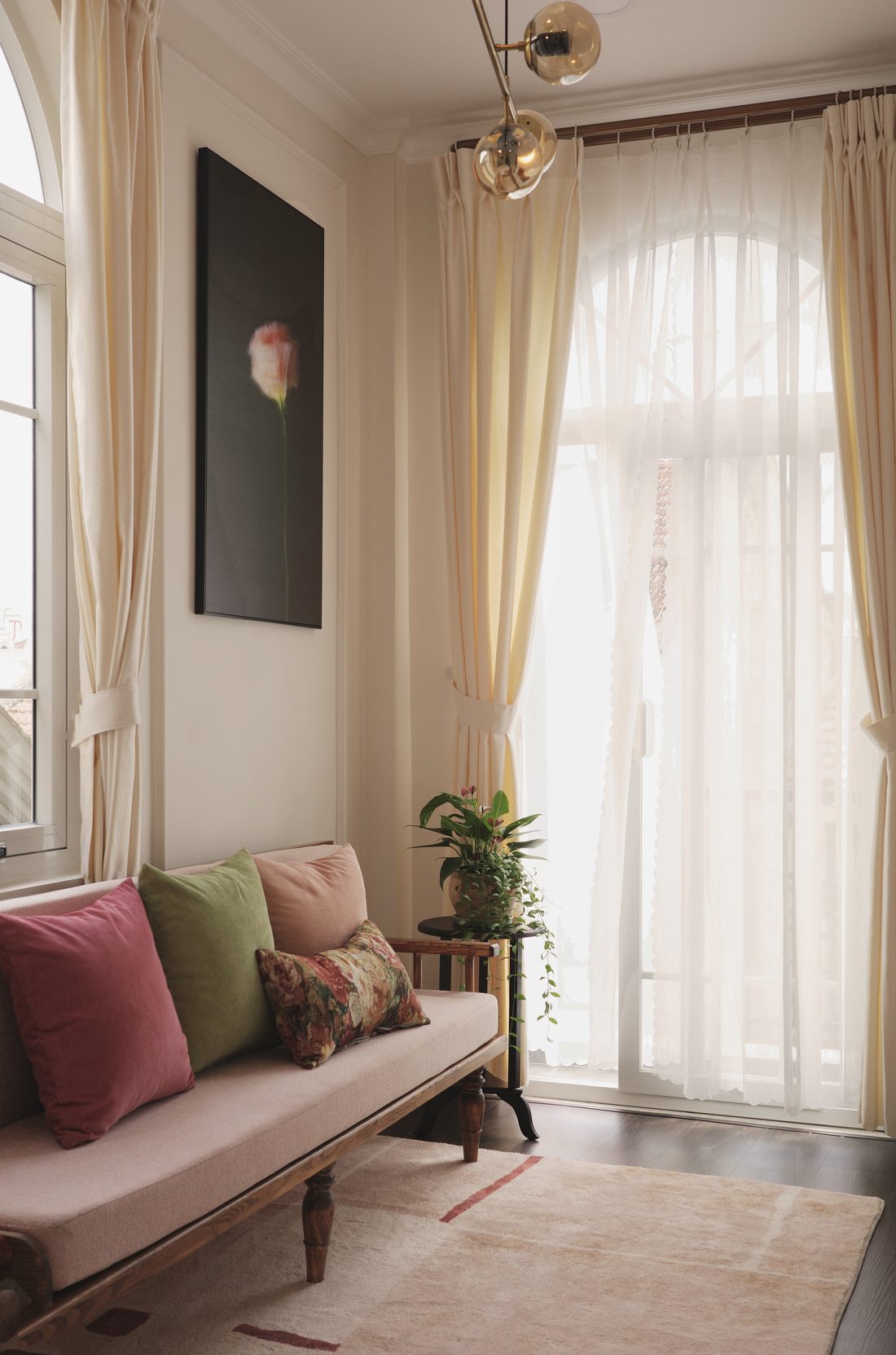 Góc sofa và cửa ban công
